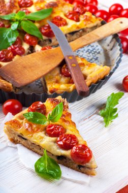 pasta Mozzarella peyniri, tavuk ve domates ile