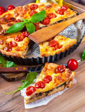 pasta Mozzarella peyniri, tavuk ve domates ile