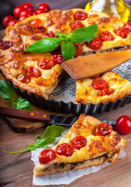 pasta Mozzarella peyniri, tavuk ve domates ile