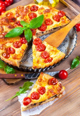 pasta Mozzarella peyniri, tavuk ve domates ile