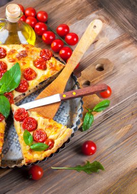 pasta Mozzarella peyniri, tavuk ve domates ile