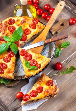 pasta Mozzarella peyniri, tavuk ve domates ile