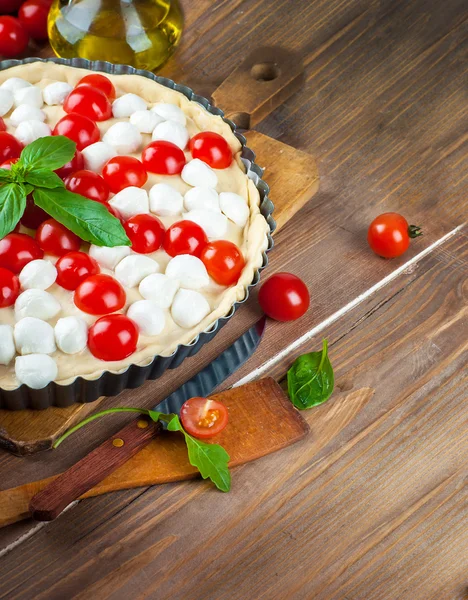 Kuchen mit Mozzarella, Huhn und Tomaten — Stockfoto