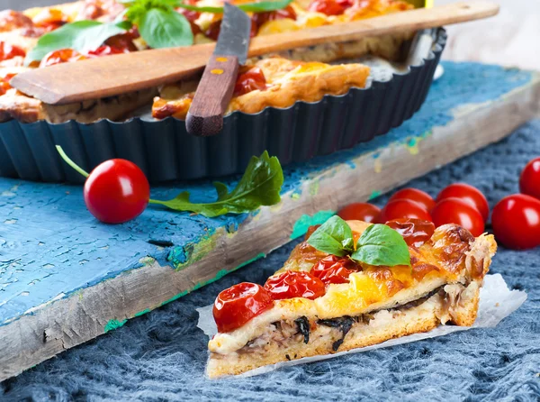 Pie with mozzarella, chicken and tomatoes — Stock Photo, Image