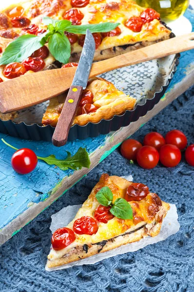 Paj med mozzarella, kyckling och tomater — Stockfoto