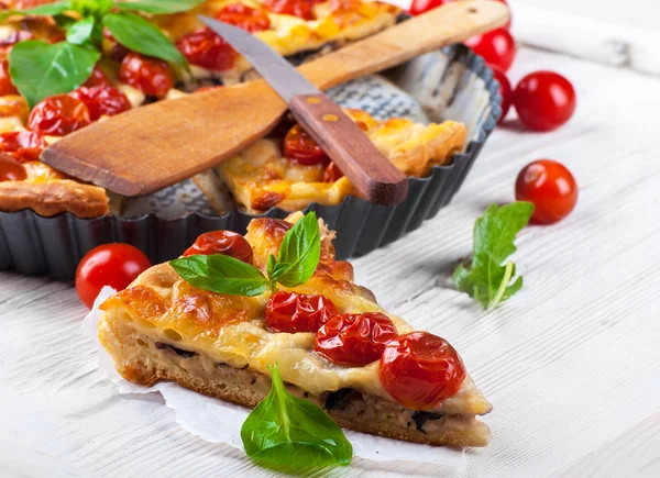 Pie with mozzarella, chicken and tomatoes — Stock Photo, Image