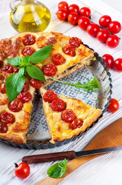 Paj med mozzarella, kyckling och tomater — Stockfoto