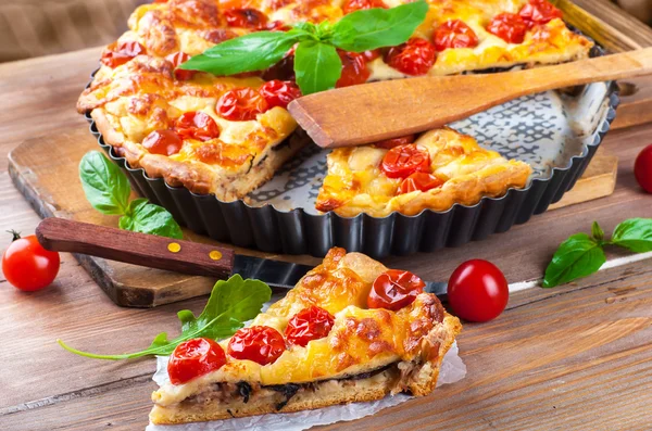 Paj med mozzarella, kyckling och tomater — Stockfoto