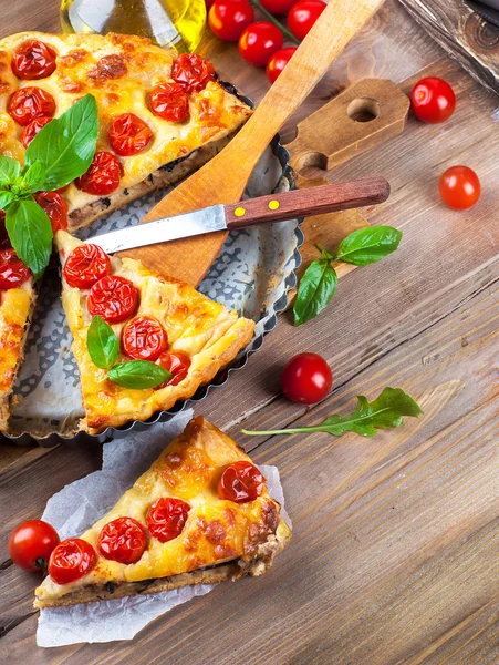 モッツァレラチーズ、鶏とトマトのパイ — ストック写真