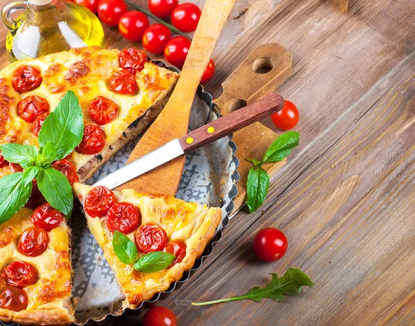Tarta con mozzarella, pollo y tomates —  Fotos de Stock