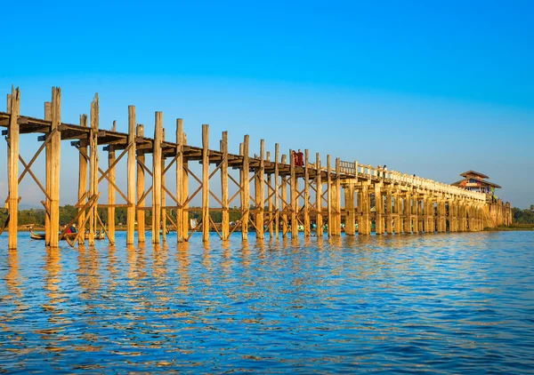 Brug van u-bein teak brug — Stockfoto