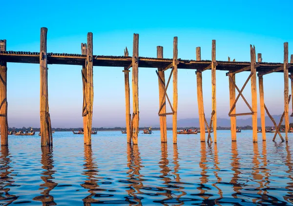 Överbrygga u-bein teak bridge — Stockfoto