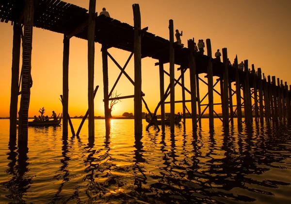 Överbrygga u-bein teak bridge — Stockfoto