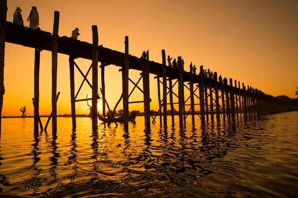 Överbrygga u-bein teak bridge — Stockfoto