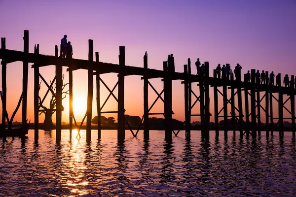 Överbrygga u-bein teak bridge — Stockfoto