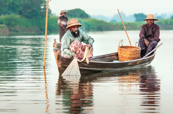 Pescadores con pescado — Foto de Stock