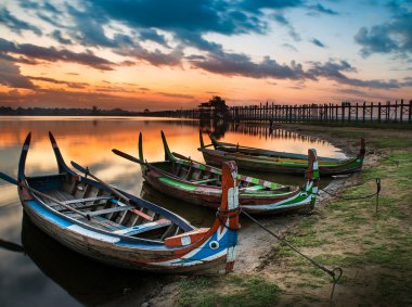 Myanmar gölde renkli eski tekneler
