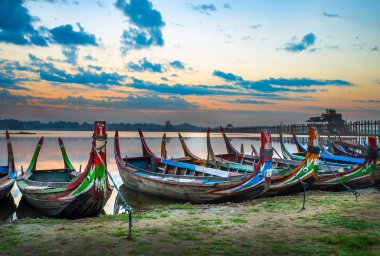 Myanmar gölde renkli eski tekneler