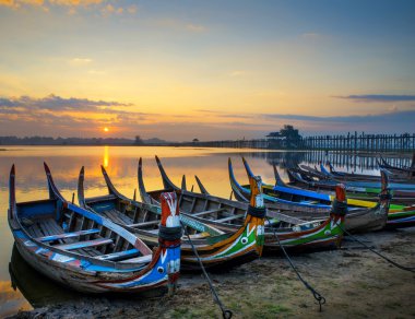Myanmar gölde renkli eski tekneler