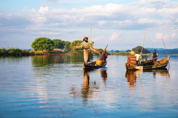 Pescadores pescan pescado — Foto de Stock