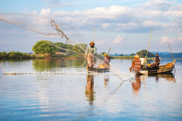 Pescadores pescan pescado — Foto de Stock