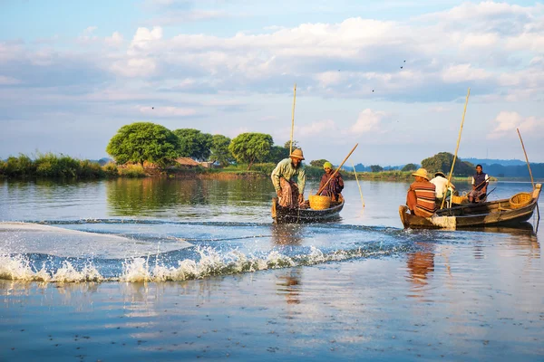 I pescatori pescano pesce — Foto Stock