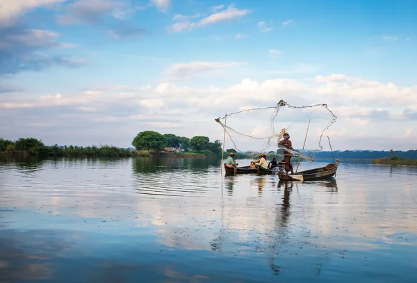 Pescadores pescan pescado —  Fotos de Stock