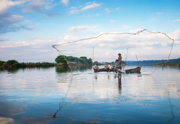 Pêcheurs pêchent le poisson — Photo