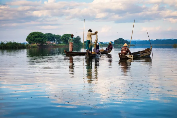 Pescadores pescan pescado — Foto de Stock