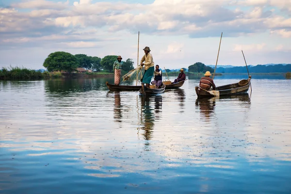 Fishermen catch fish — Stock Photo, Image