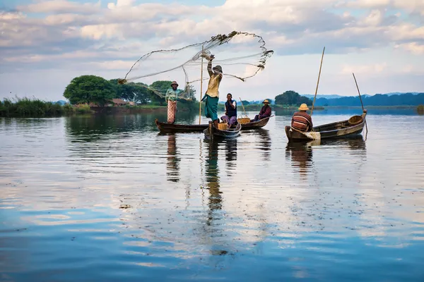 I pescatori pescano pesce — Foto Stock