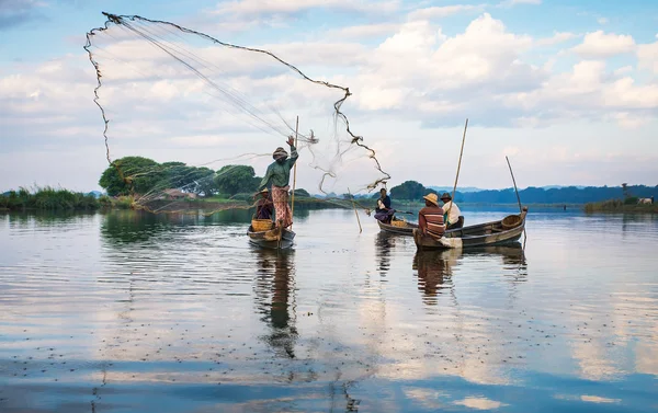 Fishermen catch fish — Stock Photo, Image