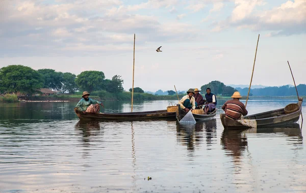 Pescadores pescan pescado — Foto de Stock