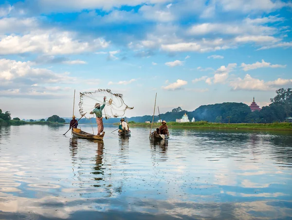 Fishermen catch fish — Stock Photo, Image