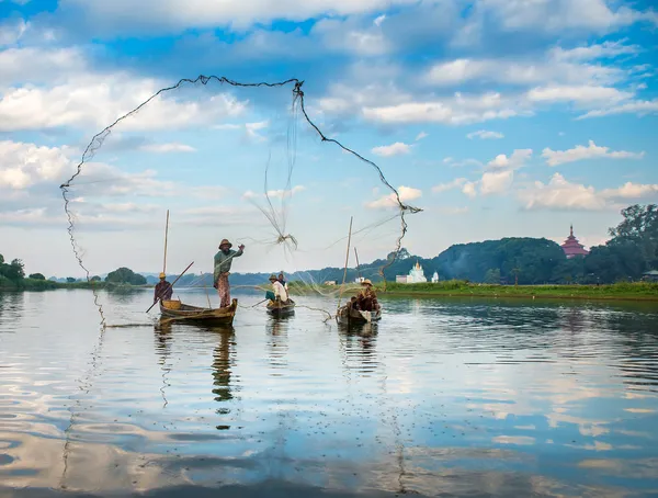 Fishermen catch fish — Stock Photo, Image