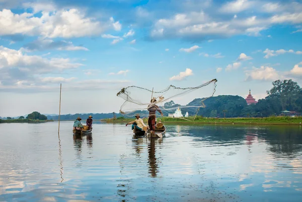 I pescatori pescano pesce — Foto Stock