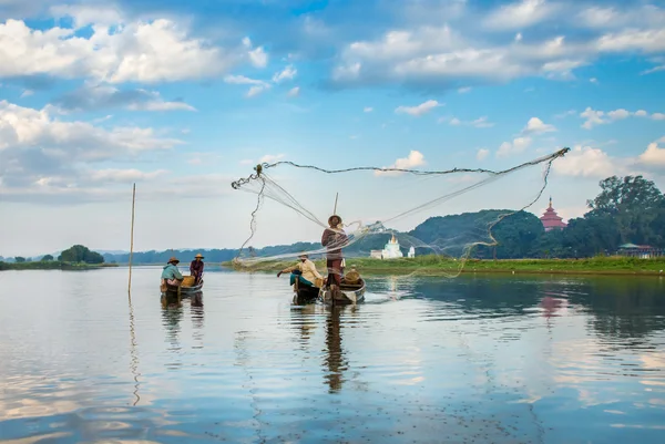 Fiskere fanger fisk – stockfoto