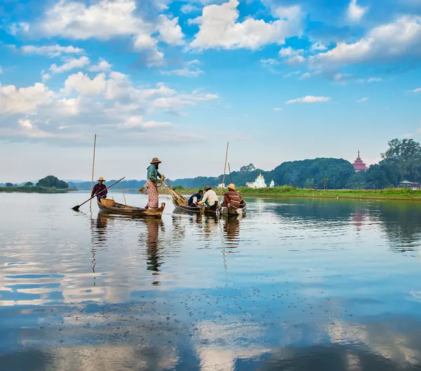 Pescadores pescan pescado — Foto de Stock