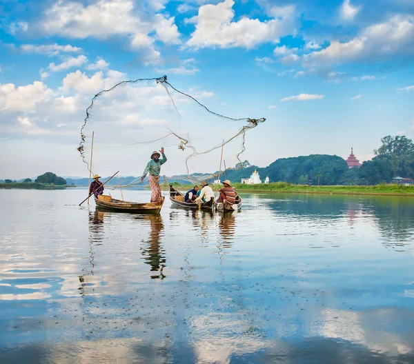 Рибалок ловити рибу — стокове фото