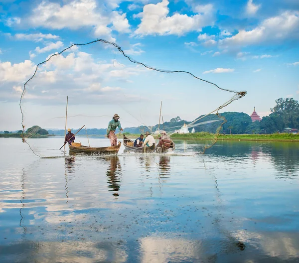 Fishermen catch fish — Stock Photo, Image