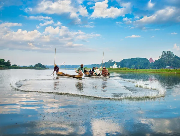 Pescadores pescan pescado — Foto de Stock