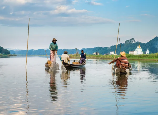 Fishermen catch fish — Stock Photo, Image