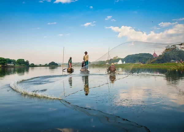Rybáři loví ryby — Stock fotografie