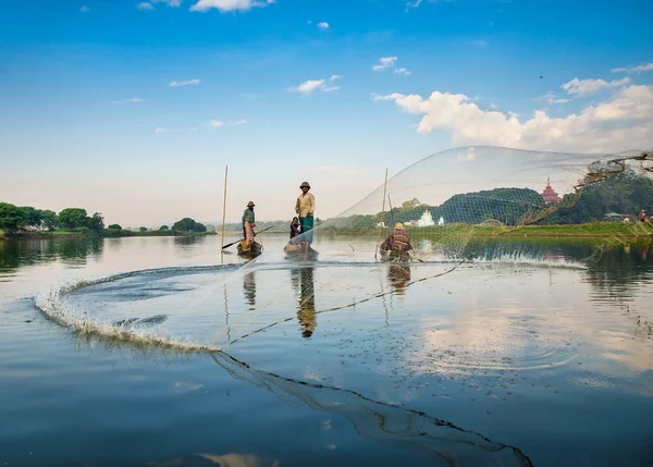 Pescadores pescan pescado —  Fotos de Stock