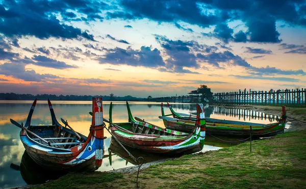 Färgglada gamla båtar på en sjö i myanmar — 图库照片