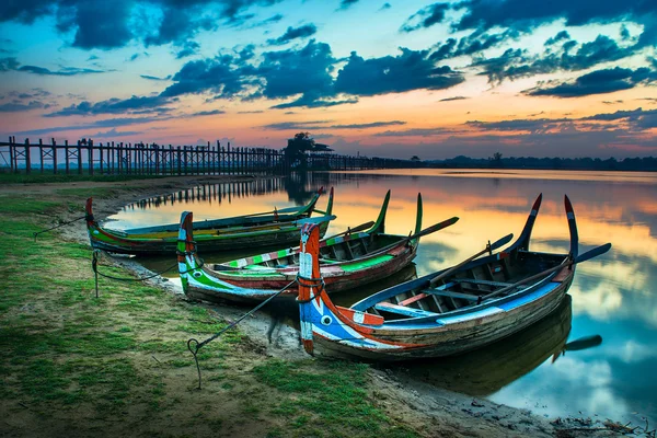 Myanmar gölde renkli eski tekneler — Stok fotoğraf