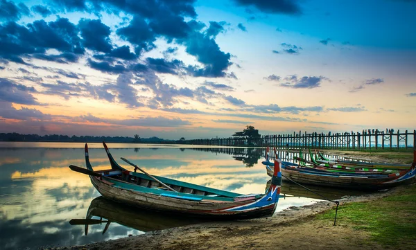 Coloridos barcos viejos en un lago en Myanmar — Foto de Stock