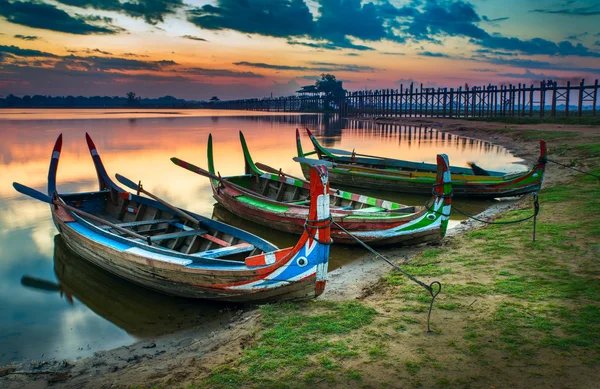 Myanmar gölde renkli eski tekneler — Stok fotoğraf