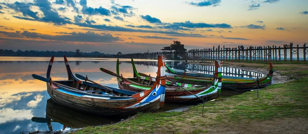 Coloridos barcos viejos en un lago en Myanmar —  Fotos de Stock