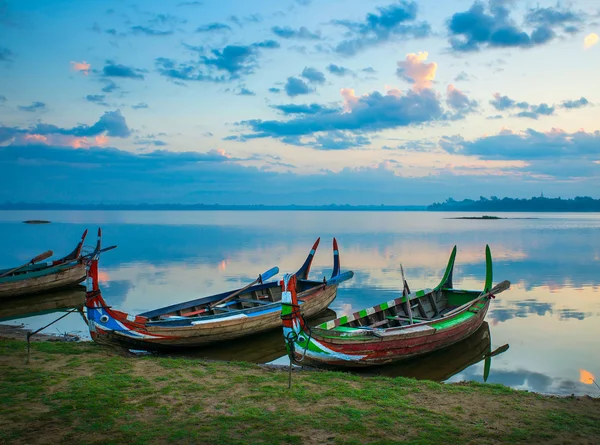 Coloridos barcos viejos en un lago en Myanmar — Foto de Stock